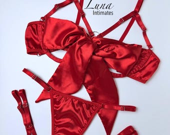 Conjunto de lencería con lazo de satén rojo • Sujetador y tanga con tiras • Conjunto sexy de satén de 3 piezas • Arnés ajustable • Lencería de regalo de San Valentín • Ropa de dormir sexy