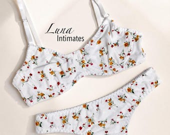 White Floral Ribbed Lingerie Set – Soft Underwire Bra and Matching Thong, Cute Flower Print Two-Piece Underwear for Women. Soft Romantic Bra