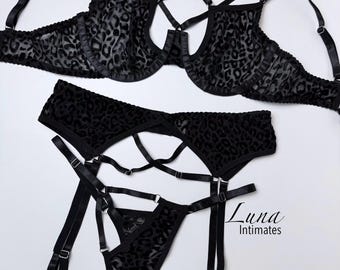 Conjunto de lencería con tiras de malla de leopardo negro • Braguita y liguero con sujetador de jaula abierta • Lencería sexy con estampado animal de terciopelo • Conjunto de arnés con tiras sexys • Regalo