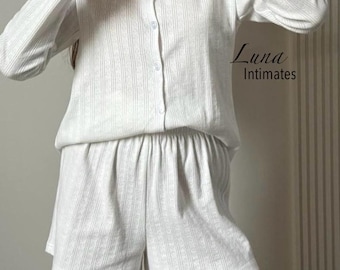 Conjunto de pijama blanco de algodón para mujer: blusa suave de manga larga con botones y shorts cómodos. Ropa de dormir ligera y acogedora, ideal para el día a día. Regalo perfecto para ella.