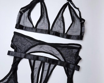 Conjunto de lencería negra transparente con tiras • Conjunto de 3 piezas de sujetador de malla, tanga con espalda abierta y liguero • Conjunto de lencería sexy con arnés recortado. Un regalo sexy para ella.