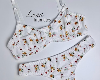 White Floral Ribbed Lingerie Set – Soft Underwire Bra and Matching Thong, Cute Flower Print Two-Piece Underwear for Women. Soft Romantic Bra