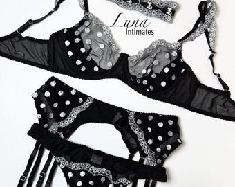 Conjunto de lencería de tres piezas con lunares transparentes negros: sujetador, liguero y tanga. Conjunto de encaje bordado de malla. Sujetador sexy con aros y tiras para medias.