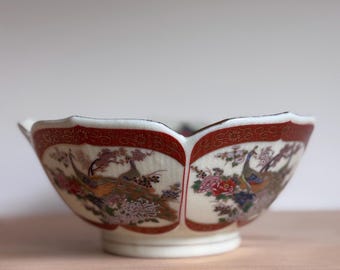 Bol de porcelana vintage estilo Satsuma japonés con estampado floral de pavo real y base festoneada, ideal para servir. Plato decorativo japonés de mediados de siglo.