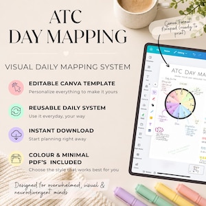Op de afbeelding: Een digitale planner op een tablet met de tekst "ATC DAY MAPPING" en "VISUAL DAILY MAPPING SYSTEM". De planner heeft een kleurrijk klokontwerp en verschillende planningssecties. De afbeelding bevat ook een pen, een koffiekopje en kleurrijke markeerstiften.