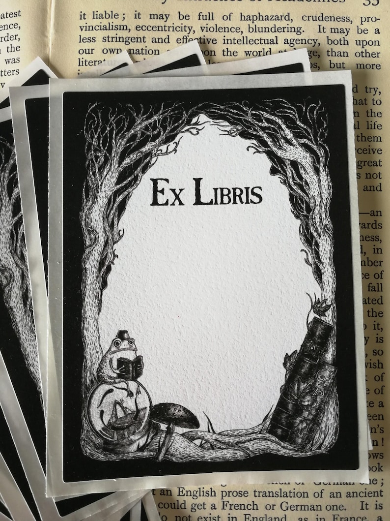 Op de afbeelding: Zwart-witte illustratie van een ex-libris met een kikker die een boek vasthoudt, een paddenstoel en een tak. De tekst "Ex Libris" staat in het midden van het ex-libris.