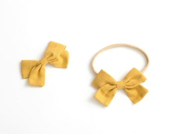 Babyhårband / hårrosettklämma. senapsgul - nylon småbarn boho högtid - handknuten hårrosett