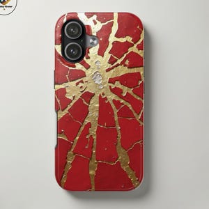 Capa para celular com estampa abstrata Kintsugi em vermelho e dourado, capa brilhante com textura metalizada em tom carmesim, peça artesanal e marcante para iPhone e Samsung.