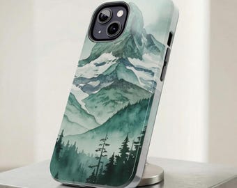 Étui pour iPhone 17 aquarelle forêt de montagne, coque de téléphone paysage de pins alpins brumeux, coque solide vert sauge nature paysage, cadeau pour randonneur en plein air
