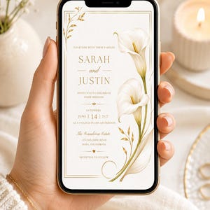 Könnte beinhalten: Ein Smartphone zeigt eine Hochzeitseinladung mit weißen Calla-Lilien und goldenem Text. Der Text lautet: Together with their families, Sarah and Justin, invite you to celebrate their wedding, Saturday, June 14, 2027, at 4 o'clock in the afternoon, The Grandview Estate, 1234 Hillside Road, Napa, California, reception to follow.