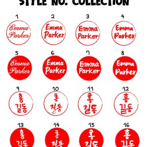 Può includere: Una collezione di sedici timbri circolari rossi e bianchi. I timbri sono disposti in quattro file da quattro. La fila superiore presenta il nome "Emma Parker". La fila inferiore presenta caratteri coreani. Il testo "STYLE NO. COLLECTION" è in alto.