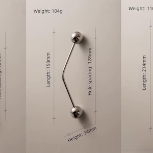 Pu&ograve; includere: Tre maniglie per mobili in metallo con un design curvo e estremit&agrave; sferiche. Le maniglie variano in dimensioni, con lunghezze di 11,8 cm, 15 cm e 21,4 cm e interassi di 9,6 cm, 12,8 cm e 19,2 cm. Ogni maniglia &egrave; alta 3,4 cm e pesa tra 99,5 g e 110 g.