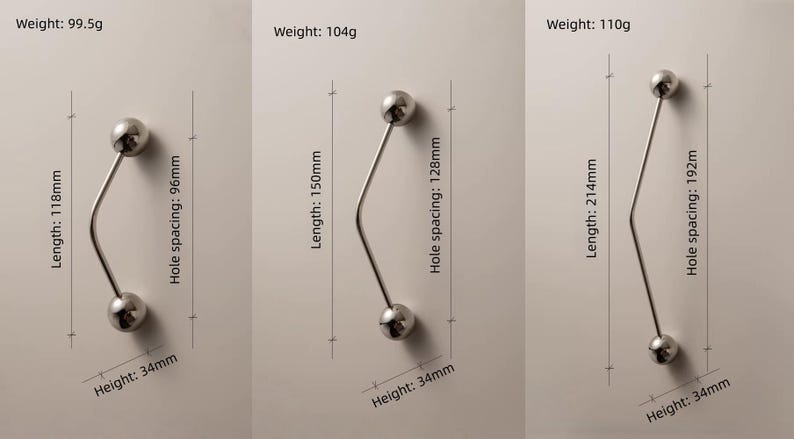 Pu&ograve; includere: Tre maniglie per mobili in metallo con un design curvo e estremit&agrave; sferiche. Le maniglie variano in dimensioni, con lunghezze di 11,8 cm, 15 cm e 21,4 cm e interassi di 9,6 cm, 12,8 cm e 19,2 cm. Ogni maniglia &egrave; alta 3,4 cm e pesa tra 99,5 g e 110 g.