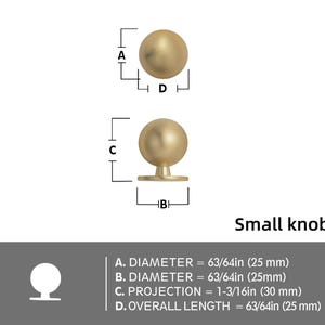 Op de afbeelding: Een kleine, goudkleurige knop met een bolvormig ontwerp. De diameter en de totale lengte zijn 25 mm, en de projectie is 30 mm. De tekst "Small knob" staat eronder.