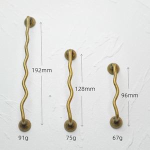 K&ouml;nnte beinhalten: Drei wellenf&ouml;rmige Schrankgriffe aus antikem Messing. Der l&auml;ngste Griff ist 192 mm lang und wiegt 91 g. Der mittlere Griff ist 128 mm lang und wiegt 75 g. Der k&uuml;rzeste Griff ist 96 mm lang und wiegt 67 g.