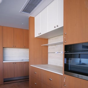 Maniglie e pomelli per armadietti in ottone massiccio/Maniglia ad arco con base a sfera/Maniglie per cassetti e armadi minimalisti moderni/Maniglia in ottone lucidato immagine 13