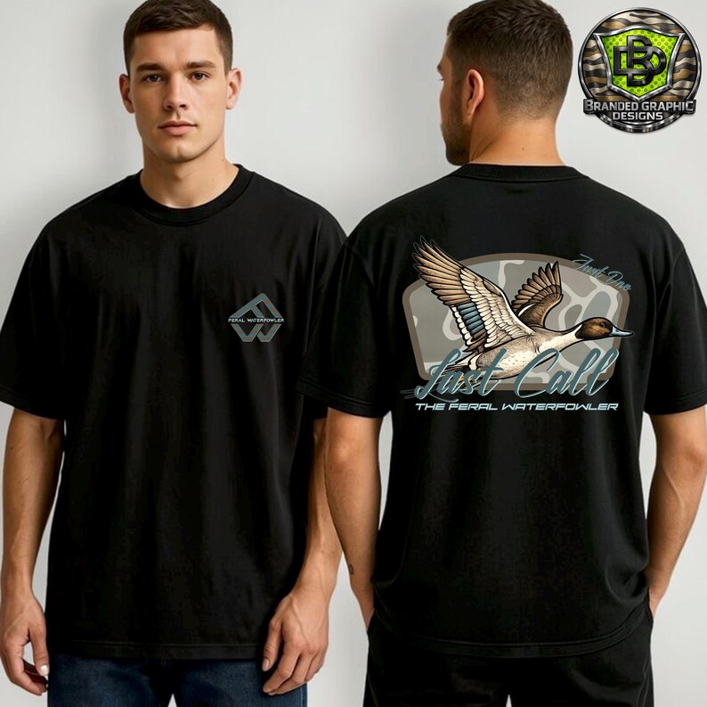 Puede incluir: Camiseta negra con un peque&ntilde;o logotipo en la parte delantera y un gran gr&aacute;fico en la parte trasera. El gr&aacute;fico trasero presenta un pato en vuelo con las palabras "Last Call" y "The Feral Waterfowler".
