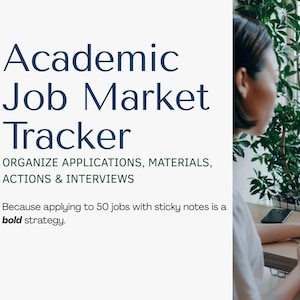 Op de afbeelding: Een laptop met een jobmarkt tracker interface. Het scherm toont grafieken en gegevens. Tekst op het scherm luidt "Academic Job Market Tracker" en "Organize Applications, Materials, Actions & Interviews". Een gouden zegel zegt "Faculty Job Search Tracker".