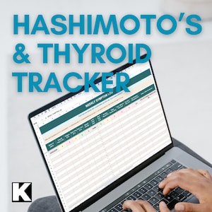 Puede incluir: Un ordenador portátil que muestra una hoja de cálculo titulada "Weekly Symptom Log" con campos de datos para el seguimiento de la salud. La pantalla muestra el texto "Hashimoto's & Thyroid Tracker" en color turquesa. Se ven las manos de una persona en el teclado.