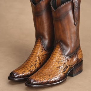 Bota vaquera con pátina de piel de serpiente color castaño