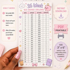 Könnte beinhalten: Ein druckbares 26-Wochen-Spar-Challenge-Diagramm mit rosa und weißem Design. Die Tabelle enthält wöchentliche Beträge, Salden und ein Kontrollkästchen. Die Größe beträgt 7.6 cm x 15.2 cm. Der Text lautet "$25 Savings Challenge".