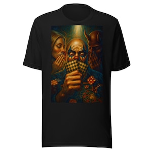 以下が含まれることがあります： 黒いTシャツ。ピエロがトランプを持ち、女性がささやき、悪魔の姿が描かれたシュールなイラスト。サイコロやルーレットなど、カジノの要素を取り入れ、ダークで劇的なテーマを表現しています。