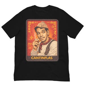 Peut inclure: Un t-shirt noir à manches courtes avec une impression graphique rectangulaire représentant l'acteur Cantinflas. L'illustration montre une personne portant une casquette et un foulard, tenant une cigarette, sur un fond orange et rouge texturé.