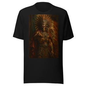 Puede incluir: Camiseta negra con una ilustración detallada de una figura esquelética adornada con un tocado y joyas elaboradas, señalando. El fondo incluye una bandera mexicana con rayas rojas, blancas y verdes. La obra de arte tiene un estilo artístico vintage.