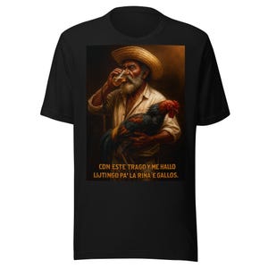 May include: Black t-shirt featuring a detailed illustration of a man drinking from a glass while holding a rooster. The man wears a straw hat and a white shirt. Text at the bottom reads, "CON ESTE TRAGO Y ME HALLO LIJTINGO PA' LA RIÑA' E GALLOS."