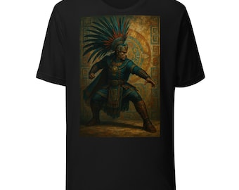 Puede incluir: Una camiseta negra de manga corta con un estampado gráfico central de un guerrero que lleva un gran tocado de plumas azules y rojas, armadura azul y un taparrabos, de pie en una pose dinámica sobre un fondo circular de piedra.