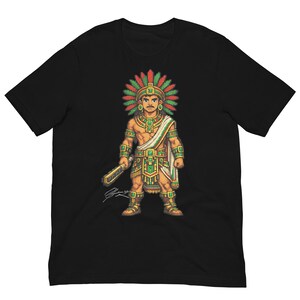 Puede incluir: Una camiseta negra de manga corta con un gráfico en pixel art de un guerrero que lleva un tocado de plumas verdes y rojas, joyas doradas y verdes ornamentadas y un taparrabos, mientras sostiene una maza de madera en una mano.