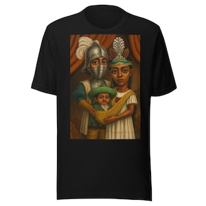 Puede incluir: Camiseta negra con una pintura estilizada de tres figuras. Una persona con un casco plateado y ropa verde azulado y blanca está detrás de dos niños. Un niño lleva un tocado y el otro está sostenido en un portabebés amarillo, contra cortinas rojas.