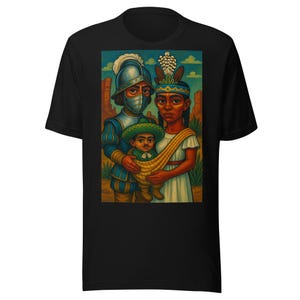 Puede incluir: Camiseta negra con una colorida ilustración de una familia. La obra de arte representa a un hombre con armadura, una mujer con un vestido blanco y un niño con un atuendo verde. El fondo muestra un paisaje desértico con cielos azules y nubes.