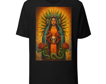 Puede incluir: Camiseta negra con una ilustración colorida de una figura con halo, tocado, rosas y serpientes. La obra de arte tiene un tema religioso o espiritual, con una calavera y detalles intrincados.