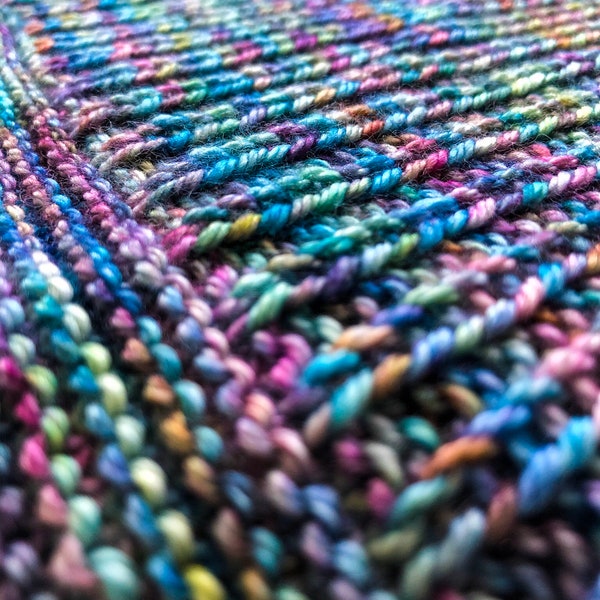 Downtime shawl knitting pattern, slipped stitch pattern is easy to knit, triangle shawl, tv knitting