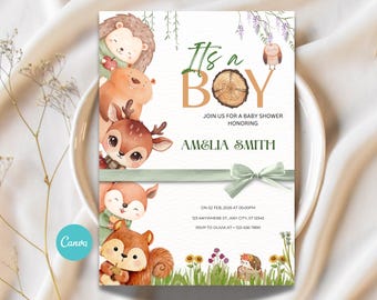 Könnte beinhalten: Babyparty-Einladung mit Illustrationen von Waldtieren. Die Einladung lautet "It's a BOY" mit dem Namen Amelia Smith. Enthält Details zur Veranstaltung: Datum, Uhrzeit und RSVP-Informationen. Verfügt über ein grünes Band und florale Akzente.