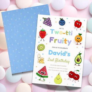 Könnte beinhalten: Eine Geburtstagseinladung mit einem blauen Umschlag mit Tupfen. Die Einladung zeigt Cartoon-Früchte und den Text "He's a Two-tti Fruity" und "David's 2nd Birthday". Der Hintergrund ist pastellfarben.