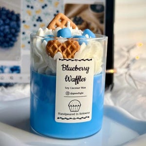 Vela con aroma a gofres de arándanos / Cera de soja y coco con aroma a panadería / Vertida a mano con aroma a postre / Regalo único de música Spotify