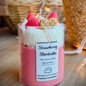 Bougie dessert Charlotte aux fraises | Bougie en cire de soja et de noix de coco de 8 oz avec cadre Spotify | Cadeau pour amateur de fraises