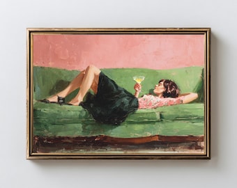 Pode incluir: Pintura a óleo de uma pessoa reclinada num sofá verde, segurando um cocktail. A pessoa está vestida com uma saia preta e um top floral rosa. O fundo é uma parede rosa, e a pintura está numa moldura dourada.