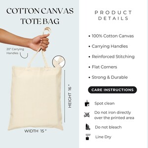 Puede incluir: Un bolso tote de lona de algod&oacute;n color crema con el texto "COTTON CANVAS TOTE BAG". El bolso tiene asas de 50.8 cm, costuras reforzadas y esquinas planas. El bolso mide 38.1 cm de ancho y 40.6 cm de alto.