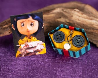 Button Eye Doll Gift Box Fridge Magnet Spooky Gothic Doll Collectible Decor Cute Button Doll Magnet Fan Gift Desk Decor Halloween