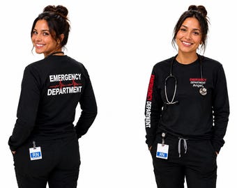 Puede incluir: Una camiseta negra de manga larga con el texto EMERGENCY DEPARTMENT y una línea de latido roja en la espalda. El frente muestra EMERGENCY DEPARTMENT en rojo y blanco en la manga y en el pecho junto con un nombre.