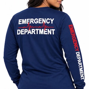 Peut inclure: Un t-shirt bleu marine à manches longues avec le texte blanc EMERGENCY DEPARTMENT au dos, accompagné d'une ligne de rythme cardiaque EKG rouge entre les mots. La manche gauche affiche également EMERGENCY DEPARTMENT en rouge et blanc.