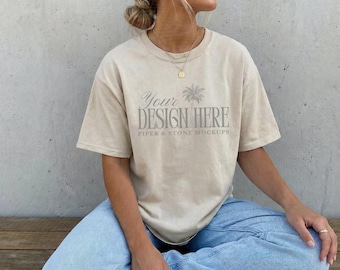 Gildan 5000 sand T-Shirt Mockup, oversized, weiblicher Lebensstil, minimal, neutral, Boho, POD, Druck auf Bestellung