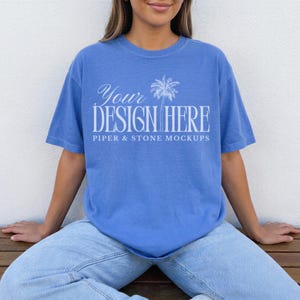Mockup di t-shirt Comfort Colors C1717 blu fluo, oversize, lifestyle femminile, estetica minimal, trendy, download digitale, POD, stampa su richiesta