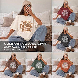 Peut inclure: Une collection de six t-shirts à manches courtes de différentes couleurs, chacun arborant le texte marron 'YOUR DESIGN HERE' avec des étoiles. Les t-shirts sont présentés en style mockup, associés à un jean bleu et un bonnet, montrant six variantes.