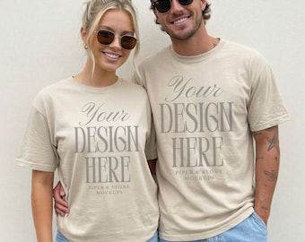 Mockup de casal Gildan 5000, camiseta areia, camisa bege, streetwear, dupla, combinando, lifestyle, minimalista, natural, POD, impressão sob demanda