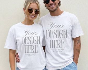 Mockup de casal com camiseta Gildan 5000 branca, streetwear, dupla, camisetas combinando, estilo de vida, minimalista, natural, impressão sob demanda.