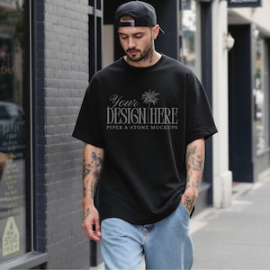 Maqueta de camiseta Gildan 5000, negra, estilo de vida masculino, ropa urbana masculina, minimalista, camiseta neutra extragrande, alta resolución, descarga para POD.